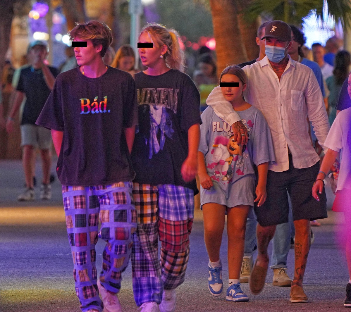 Familia Beckham face furori în Saint Tropez! David a apărut la bustul gol, iar Victoria și-a arătat formele într-o rochie albă