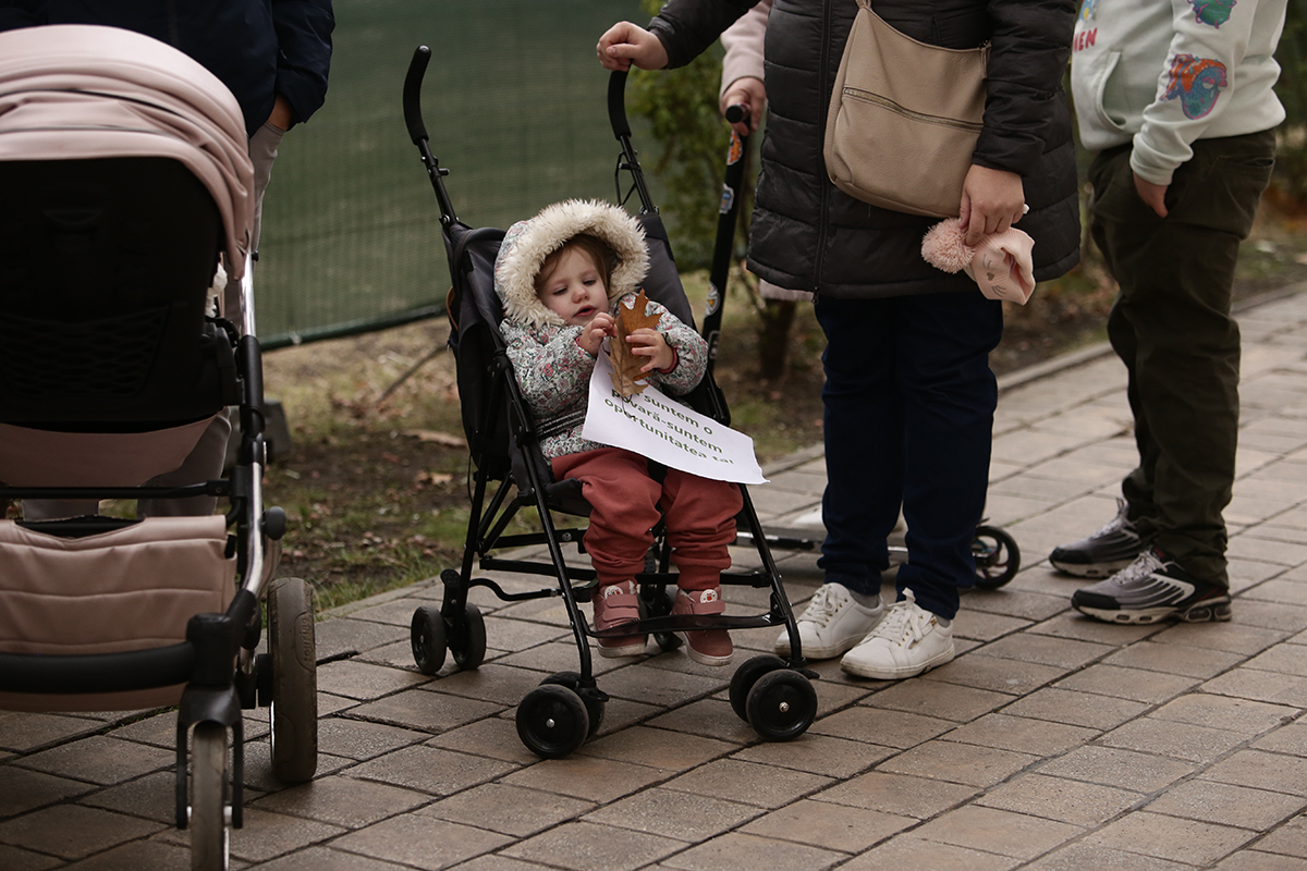„Încercăm să nu consumăm prea multă apă sau lumină”. Protestul ucrainenilor refugiați în România care nu au primit banii promiși de Guvern