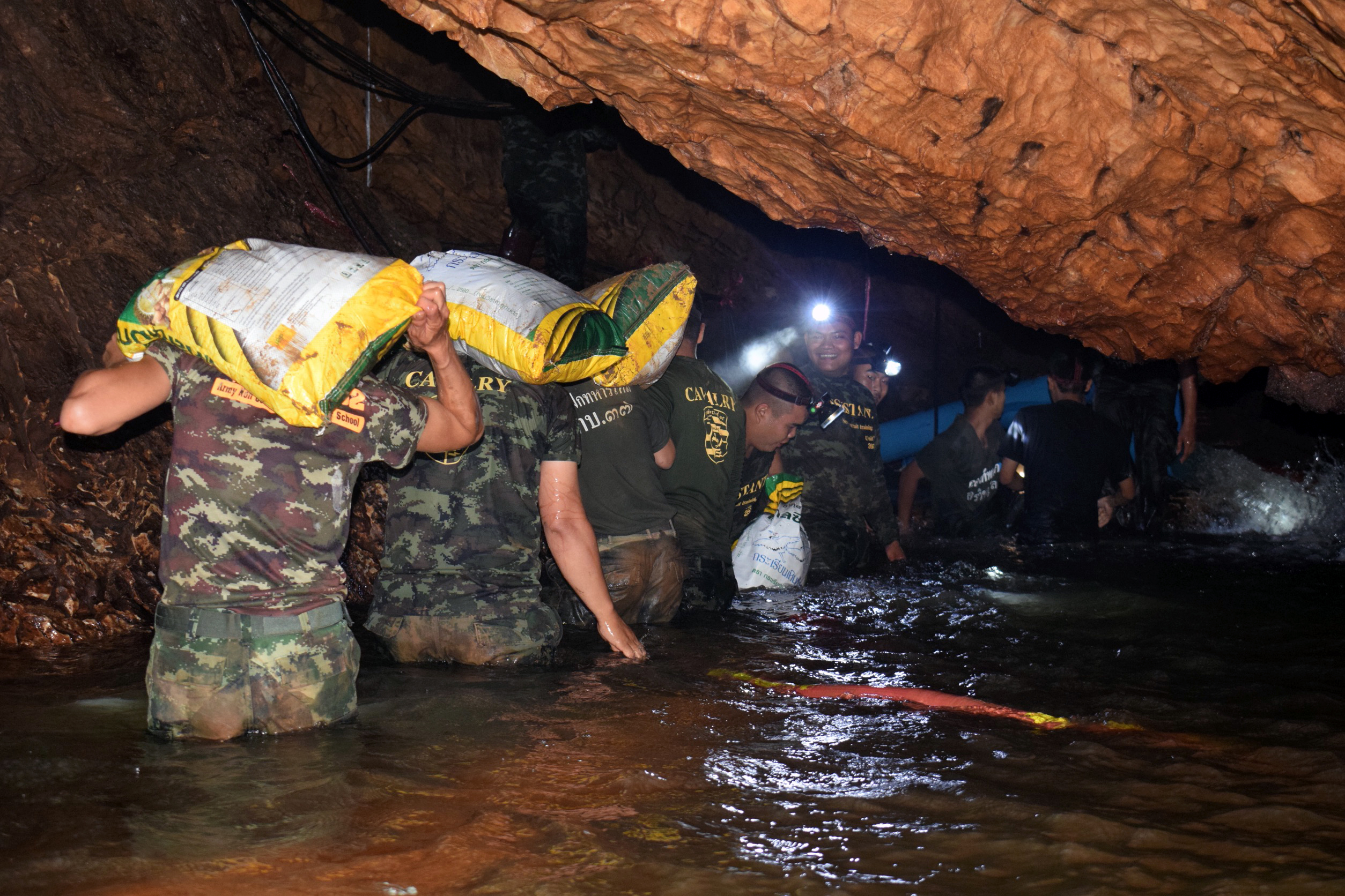FOTO | Situația incertă a echipei de fotbal captivă într-o peșteră din Thailanda. Ce opțiuni au autoritățile pentru salvarea copiilor
