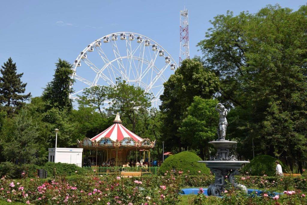 Apocalipsa din Parcul Tei: complexul de distracții abandonat, bănci vandalizate, munți de gunoaie, pontoane devastate. Pericol iminent de tragedii!