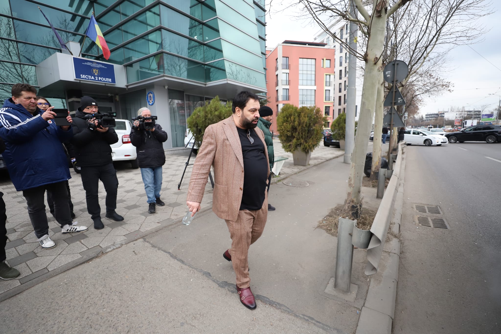 Florin Salam, spectacol în fața unei secții de poliție din București: „Eu sunt șeful României. Mergeam și cântam și într-un grajd”