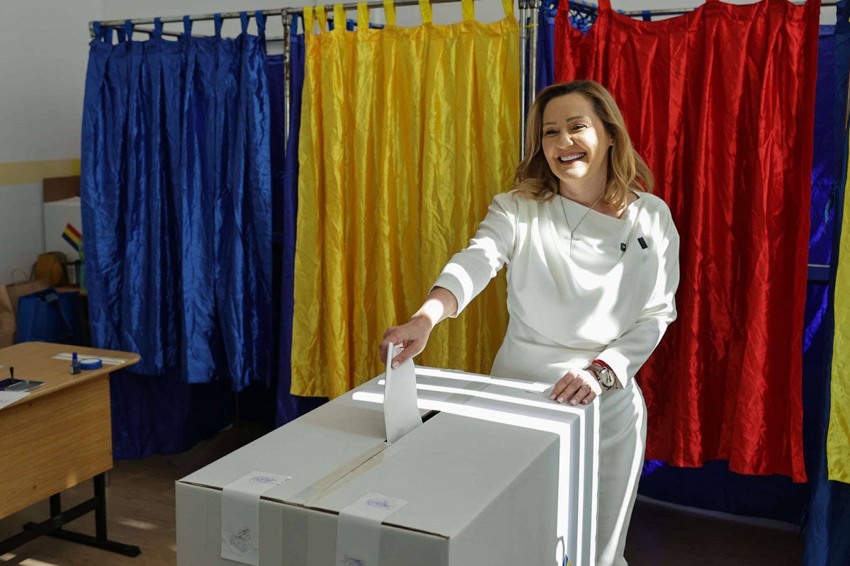 Elena Lasconi, îmbrăcată într-o rochie de 1.000 de lei la secția de votare. Cine i-a creat ținuta și cum a apărut alături de Cătălin Georgescu, soțul ei