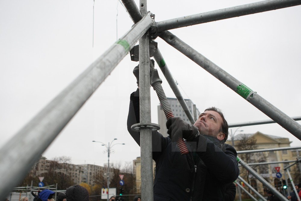 UPDATE. Protest și incidente în Piața Victoriei. Anchetă MAI după împiedicarea organizării târgului de Crăciun/ FOTO