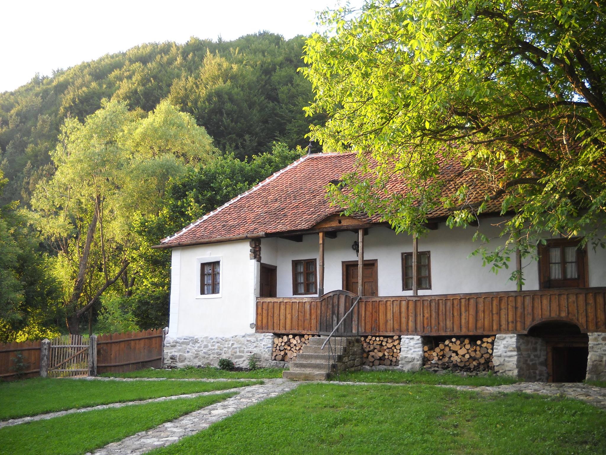 The New York Times a vizitat înainte de încoronare casa din Transilvania a regelui Charles, una dintre cele 56 de cabane, 12 case și 7 palate pe care acesta le deține