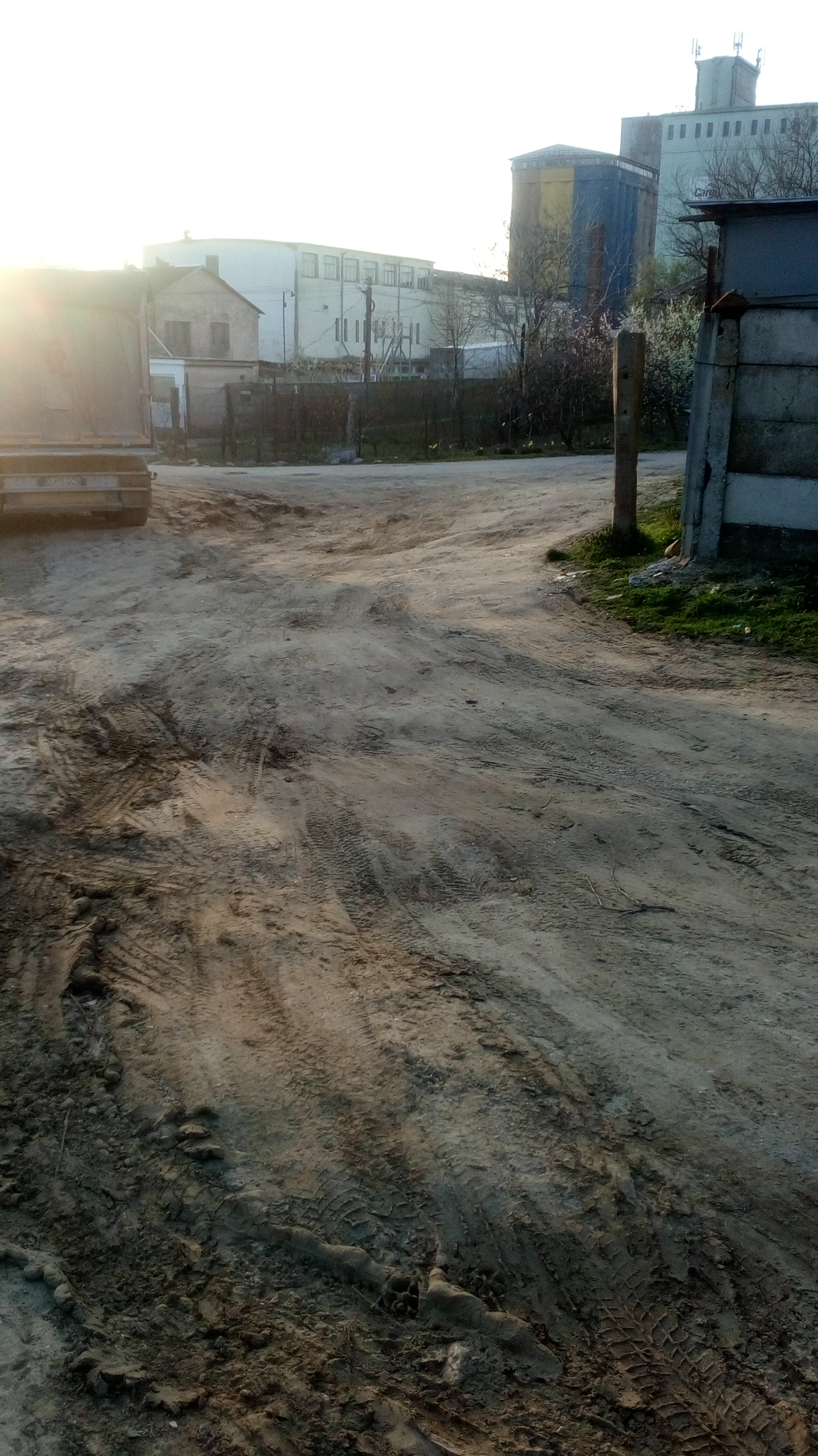 O stradă din Craiova arată ca după bombardament! Primăria promite de trei ani că o reabilitează