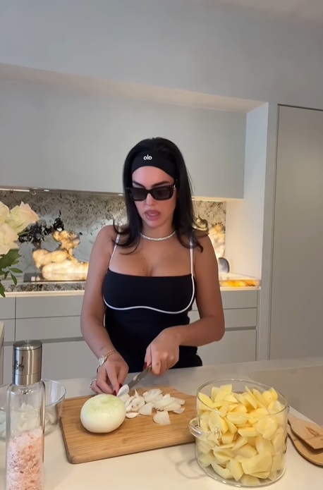 Georgina Rodriguez, virală pe Instagram cu rețeta ei de omletă spaniolă. Clipul în care iubita lui Cristiano Ronaldo gătește are peste 71 de milioane de vizualizări