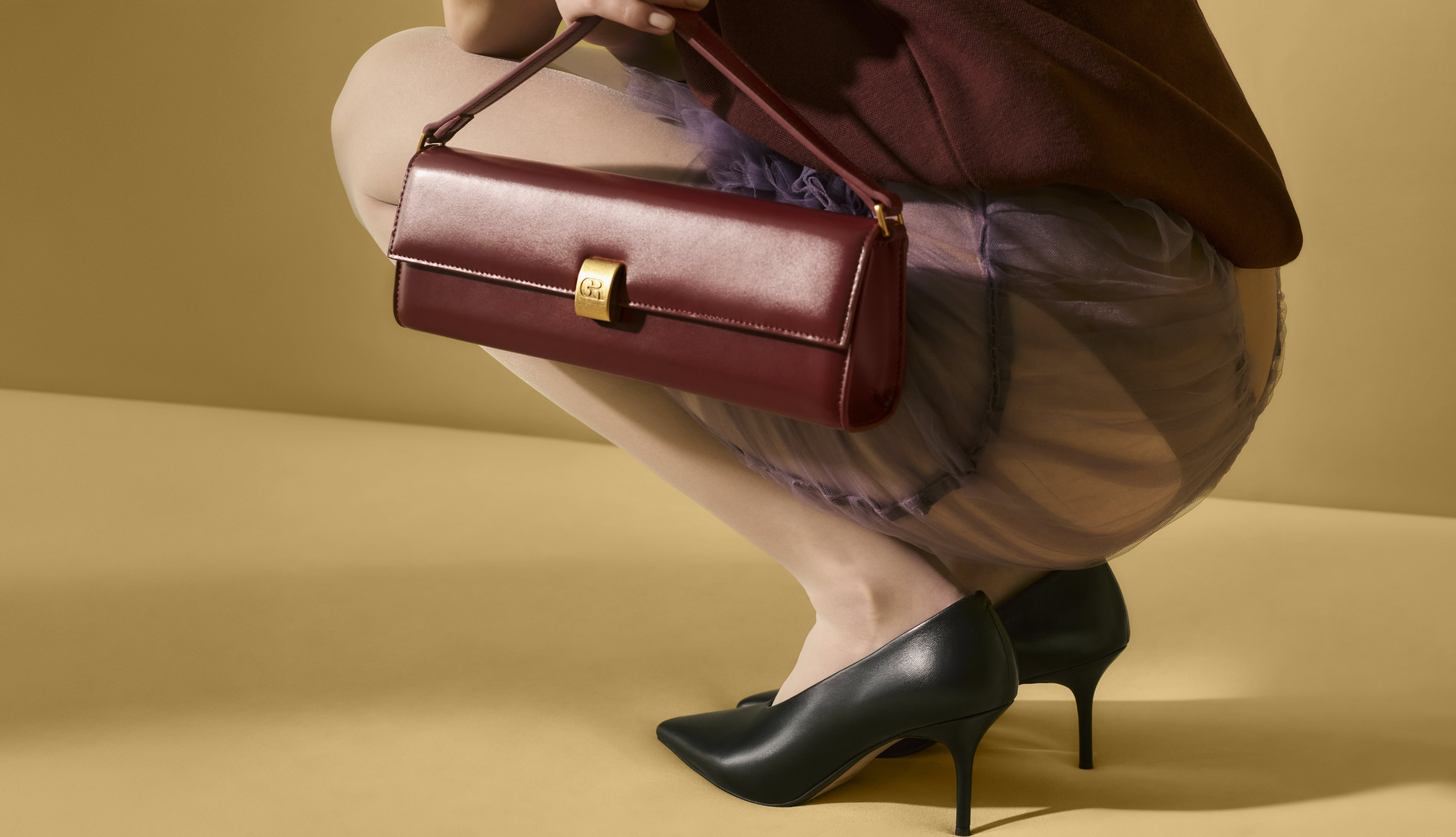 A kollekció része a baguette táska is, amely vintage inspirációval, téglalap formával és kényelmes vállpánttal érkezik