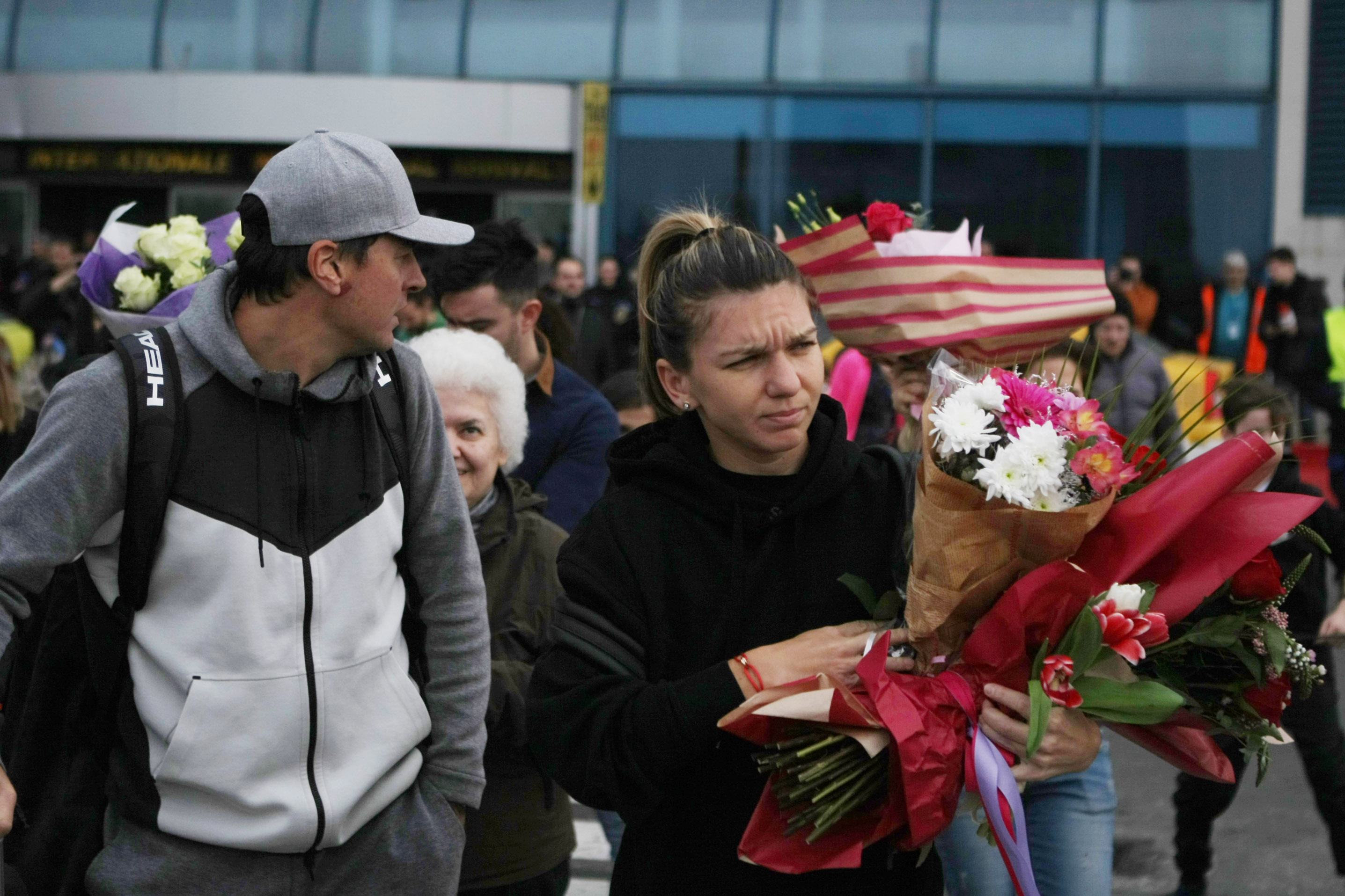 Simona Halep s-a întors acasă supărată și accidentată. A refuzat primirea la Salonul Oficial. Îmbulzeală la aeroport / GALERIE FOTO