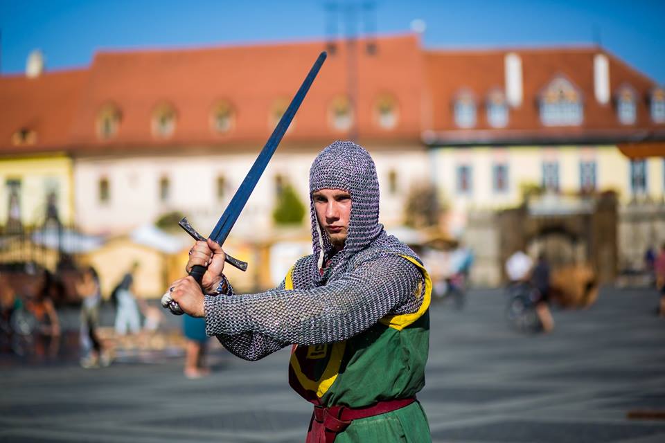 Atmosferă de poveste la Festivalul Medieval din Sibiu 2017. Cavaleri, domnițe și rock medieval în Piața Mare