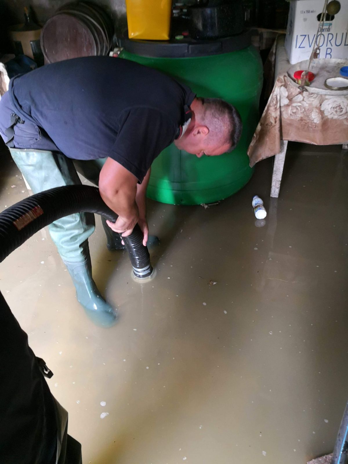 UPDATE/ Cod roșu de inundații în Vâlcea, Gorj și Argeș. Zeci de oameni au fost evacuați din case în Băbeni, Vâlcea