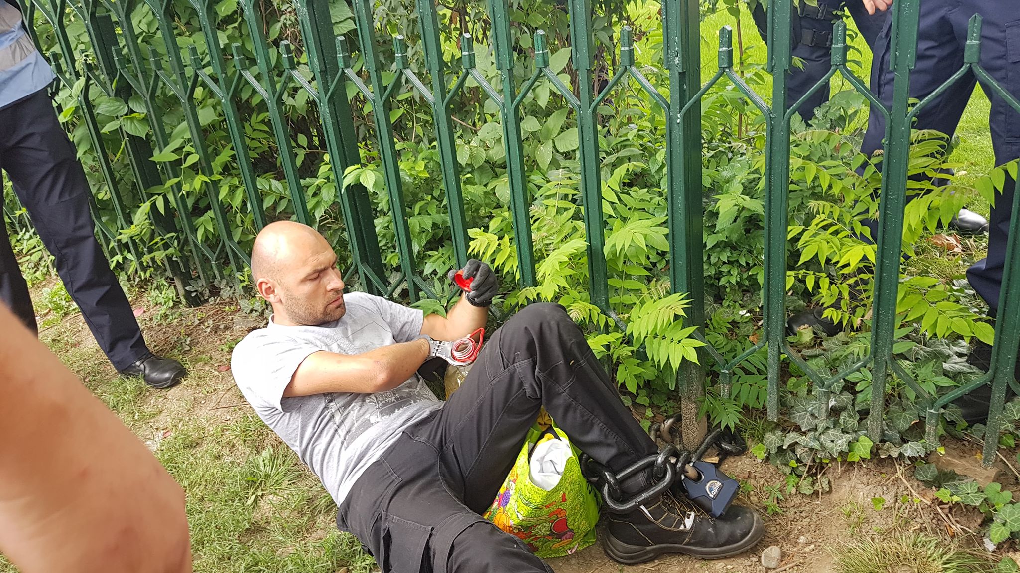 UPDATE. Bărbatul care s-a legat cu lanțul de gardul Guvernului și avea asupra lui o sticlă de benzină a fost descarcerat si ridicat de Jandarmerie (FOTO / VIDEO)