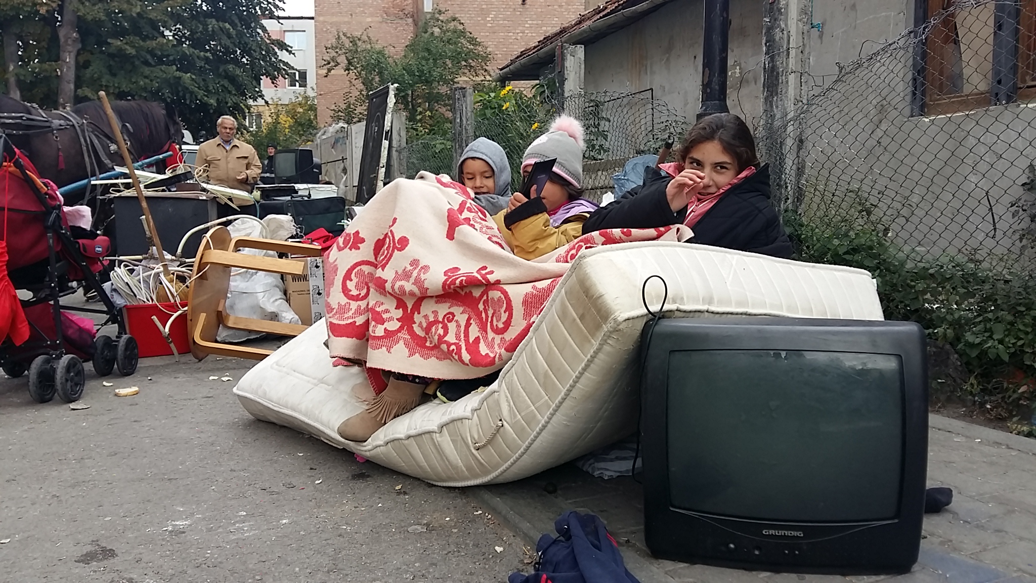 VIDEO REPORTAJ/ Evacuare cu scandal din blocul "Turturica", la Alba Iulia: „Suntem aruncaţi în stradă ca nişte şobolani”| GALERIE FOTO
