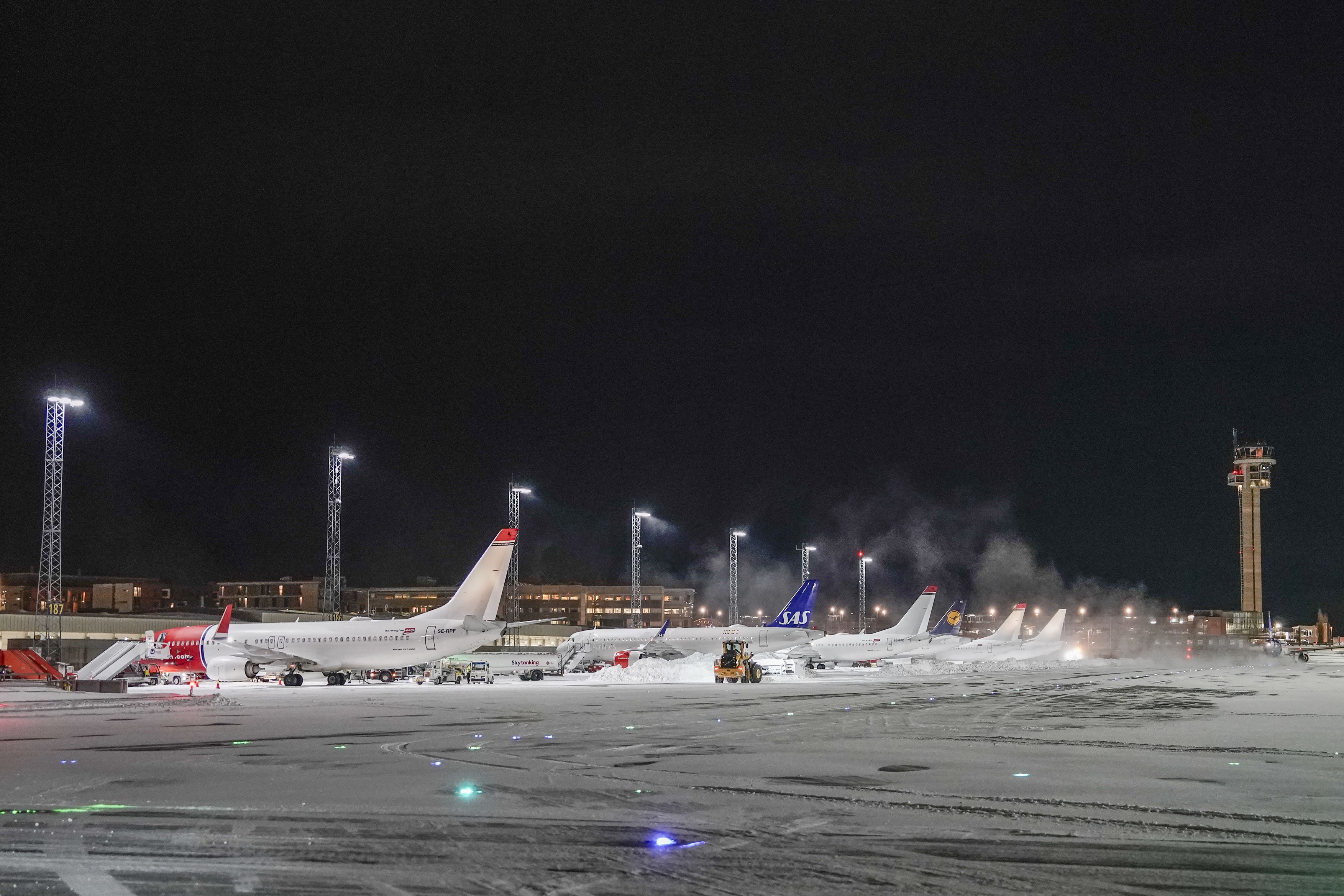 Vreme extremă în Europa. Sute de zboruri anulate, trenuri oprite și trafic rutier paralizat din cauza ninsorilor și a gerului