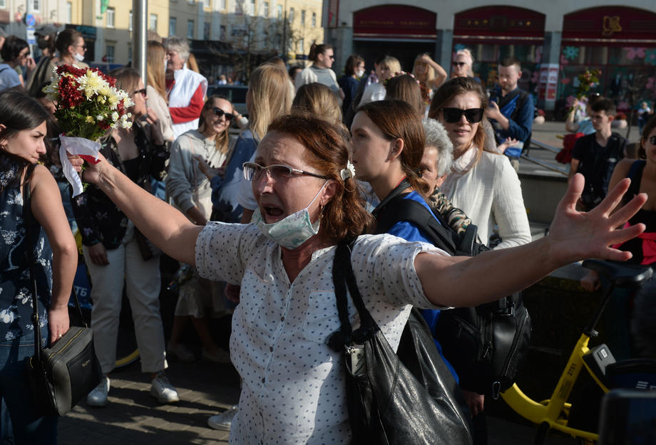 FOTO | Intervenție în forță a poliției din Belarus la o manifestație pașnică a femeilor care protestau față de președintele Lukașenko