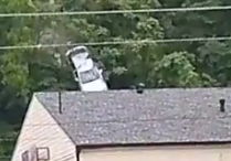 O mașină „zboară” și se înfinge în acoperișul unei clădiri, distrus pentru a doua oară în trei luni. Imagini cu momentul „decolării”| VIDEO