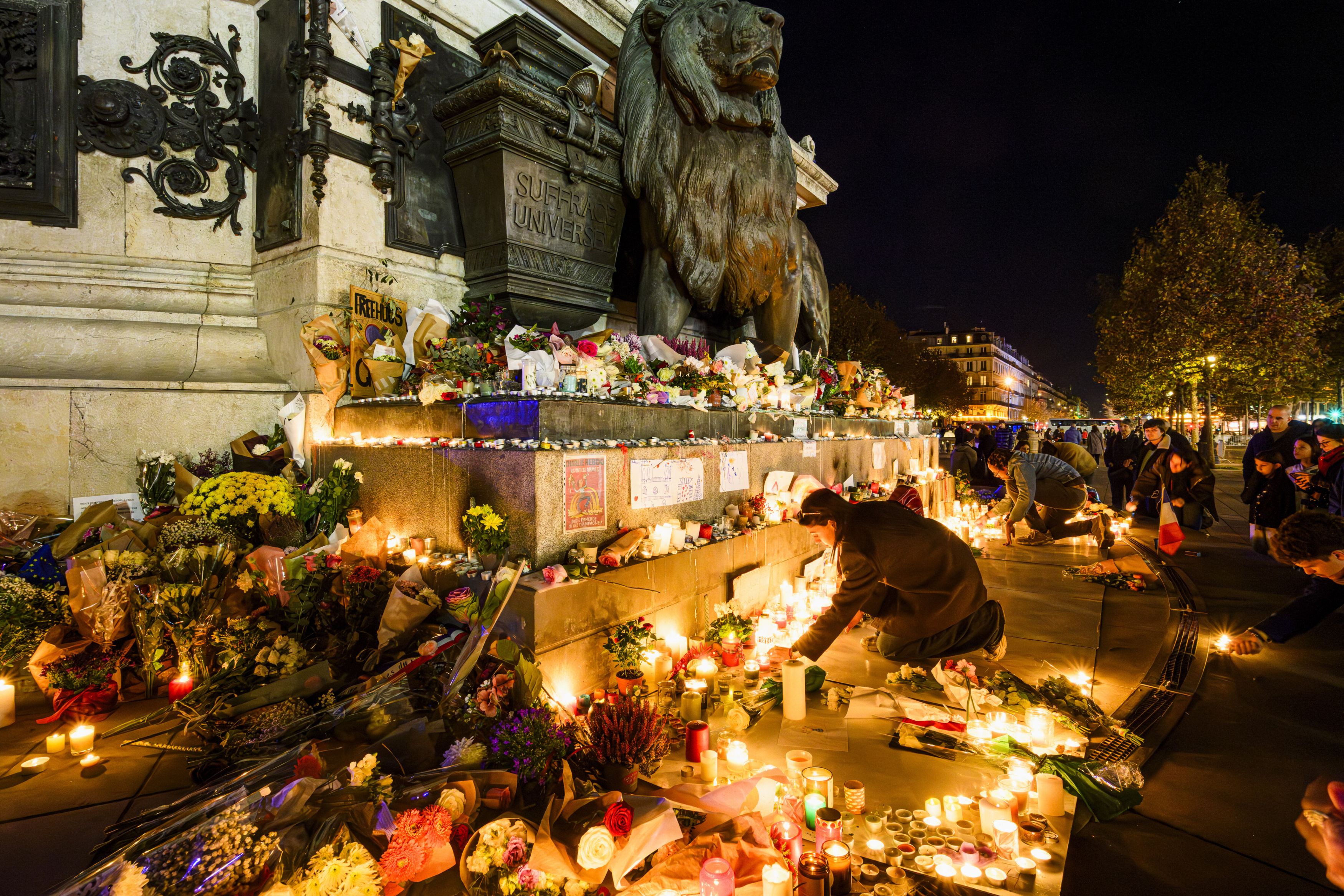 „Durerea rămâne”. Franța își plânge cei 132 de morți, la 10 ani de la atacurile teroriste care au îngrozit Parisul