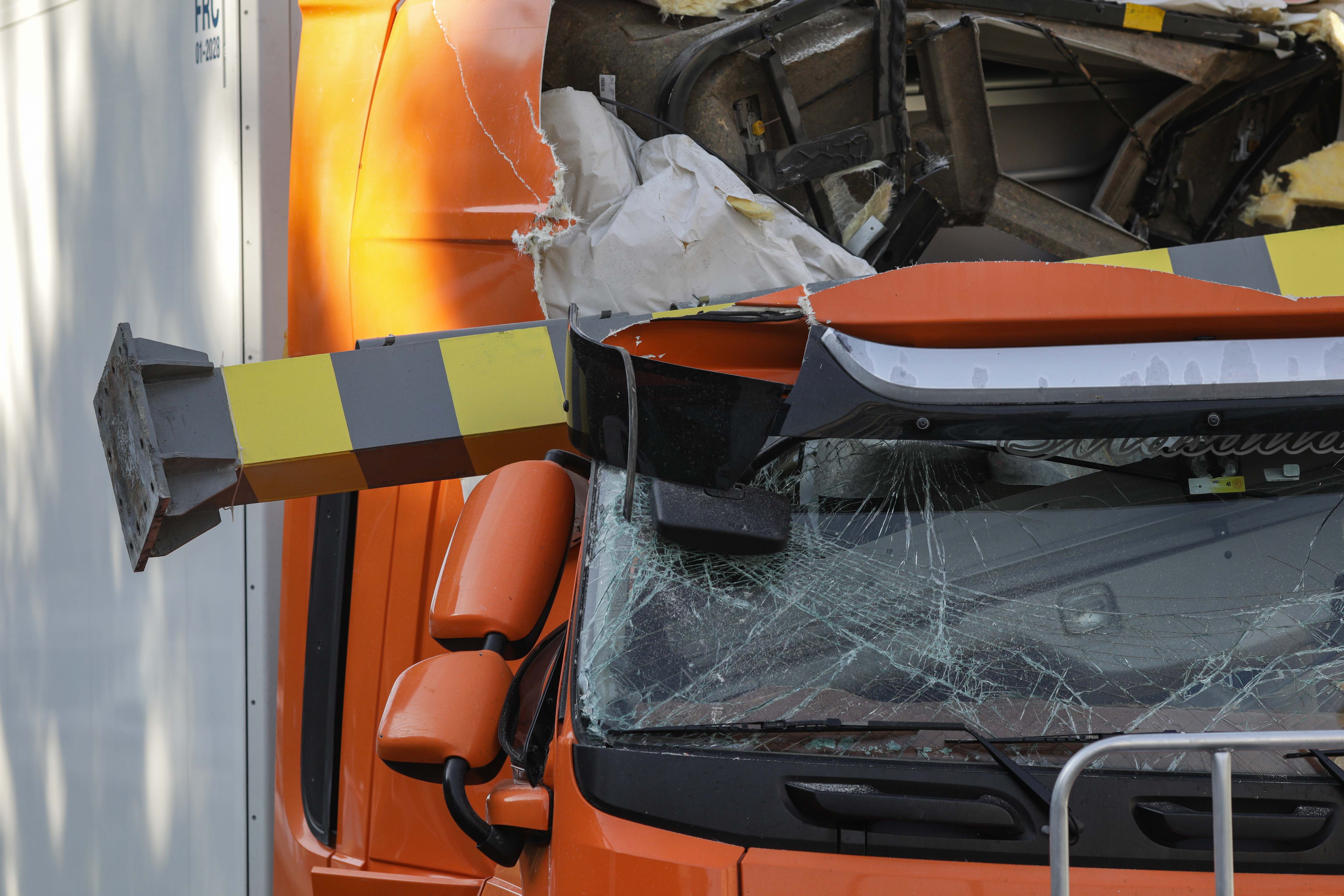 Limitatorul de înălțime de la intrarea în Pasajul Unirii, distrus de un TIR la câteva zile după redeschiderea pasajului
