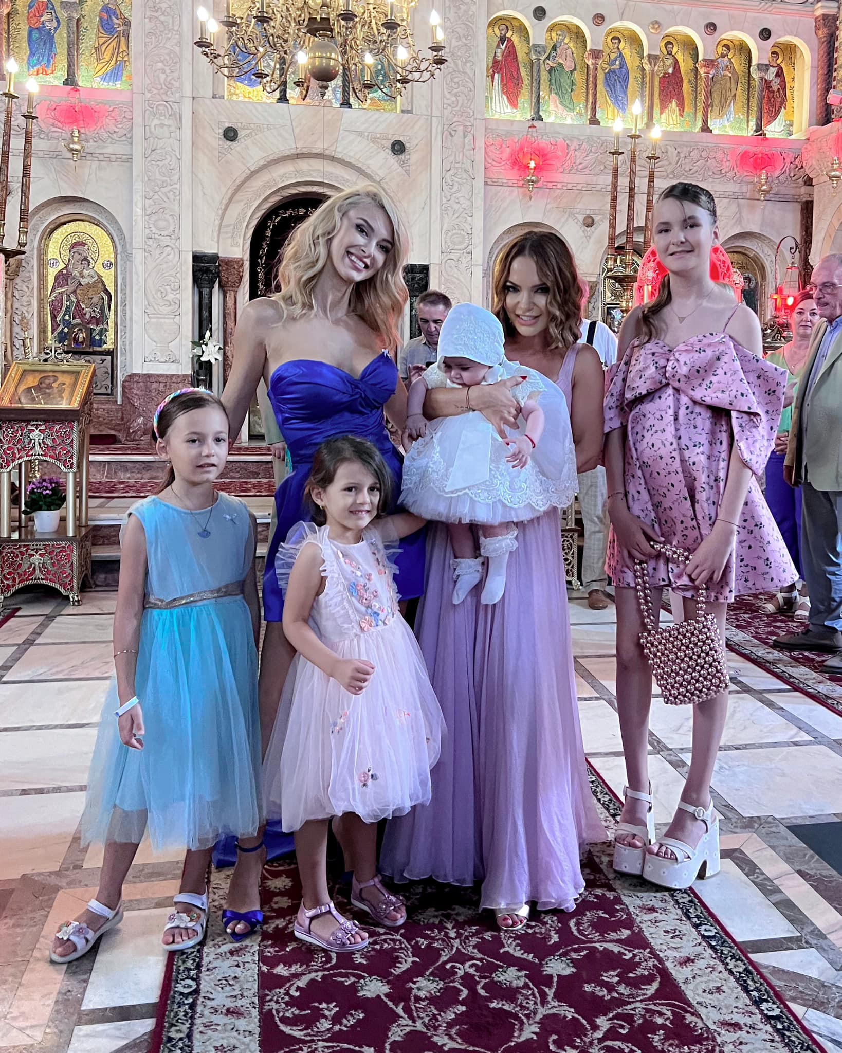 Cât costă rochia roz purtată de Andreea Antonescu la botezul fetiței sale. E făcută din mătase naturală