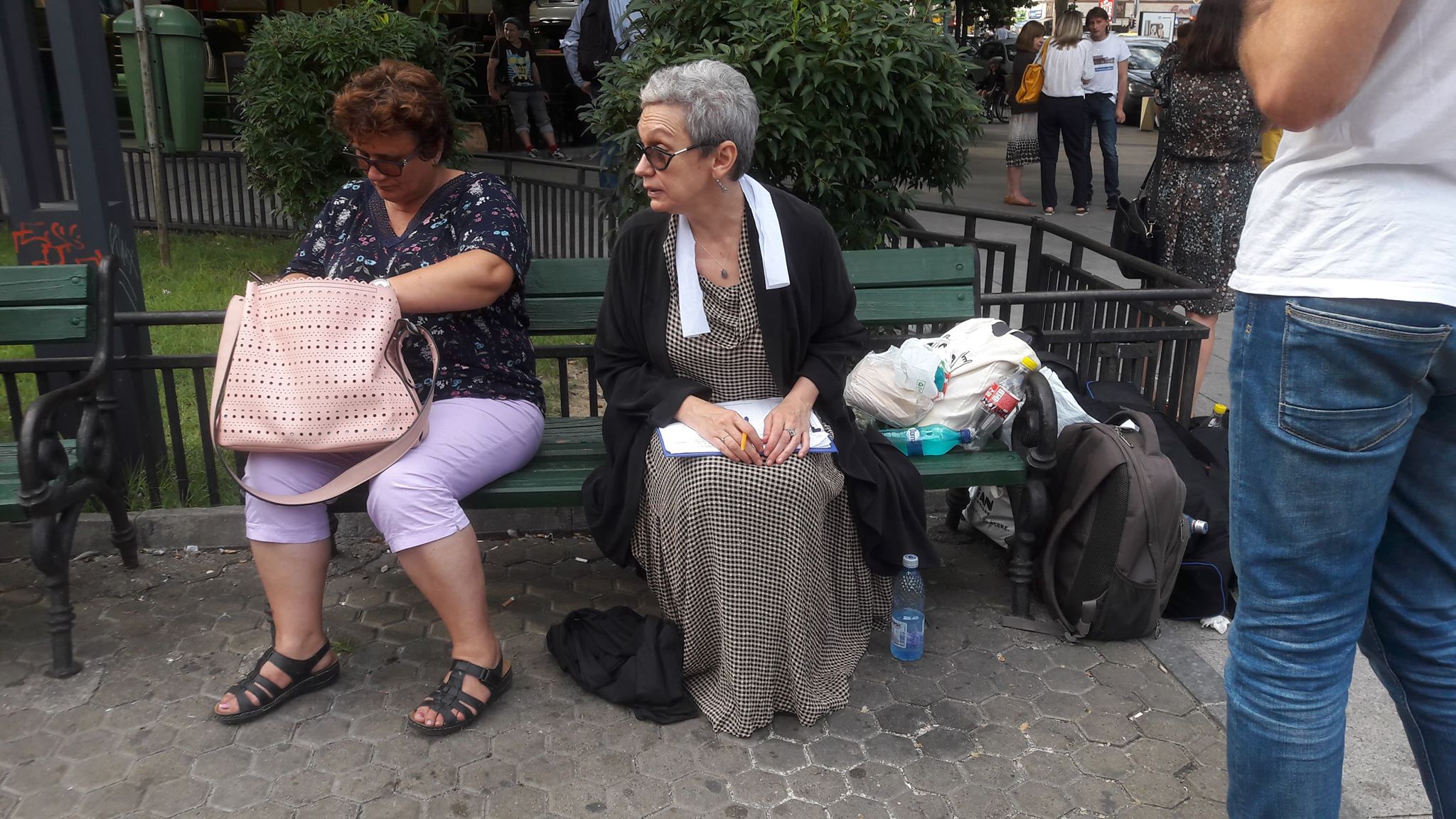 FOTO&VIDEO/ Actorii din București au ieșit în Piața Universității pentru campania #FaraPenali. Oana Pellea și Victor Rebengiuc au făcut primele declarații