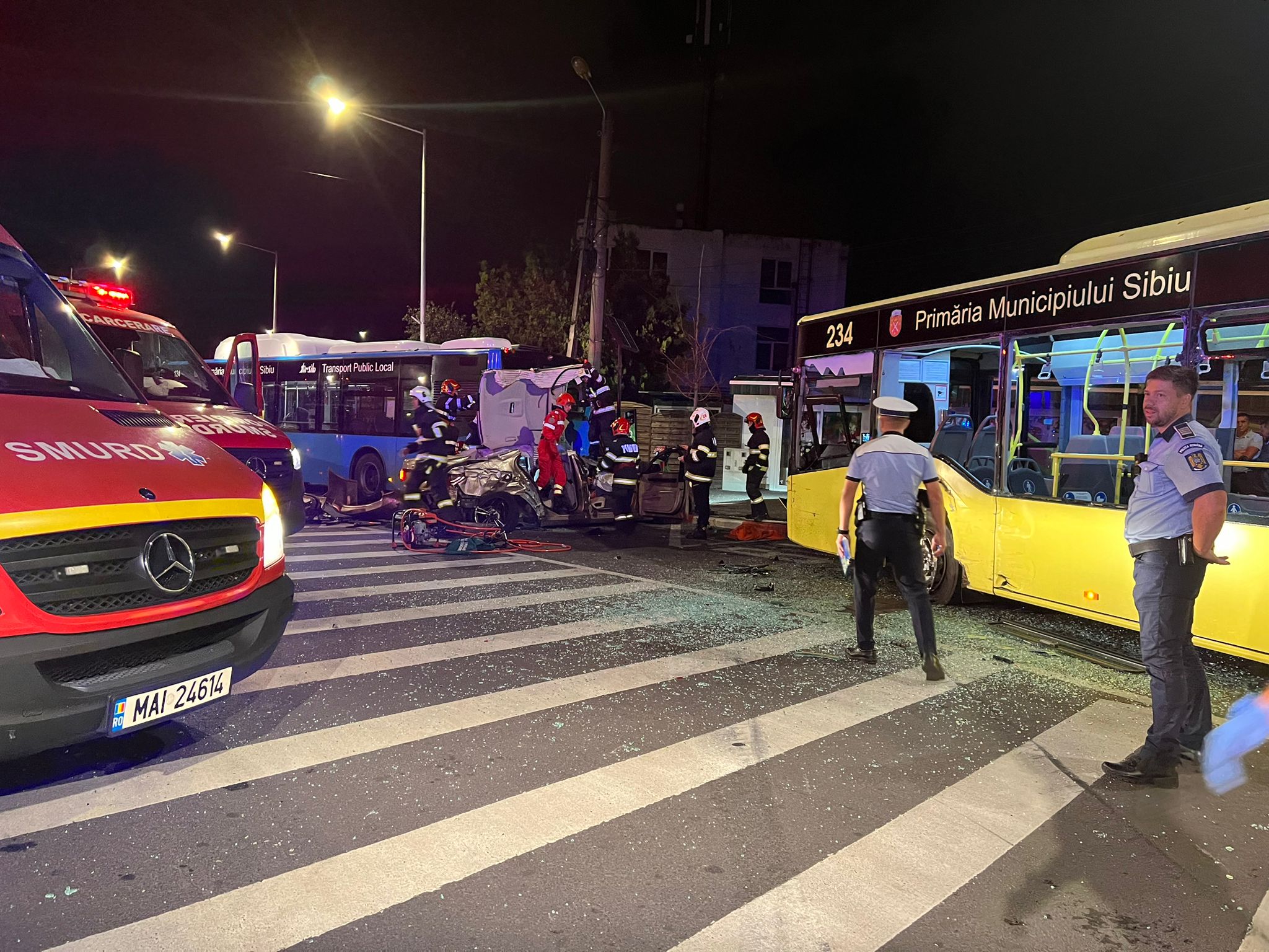 O mașină s-a izbit violent de două autobuze, în Sibiu. Două persoane au rămas încarcerate, una fiind inconștientă