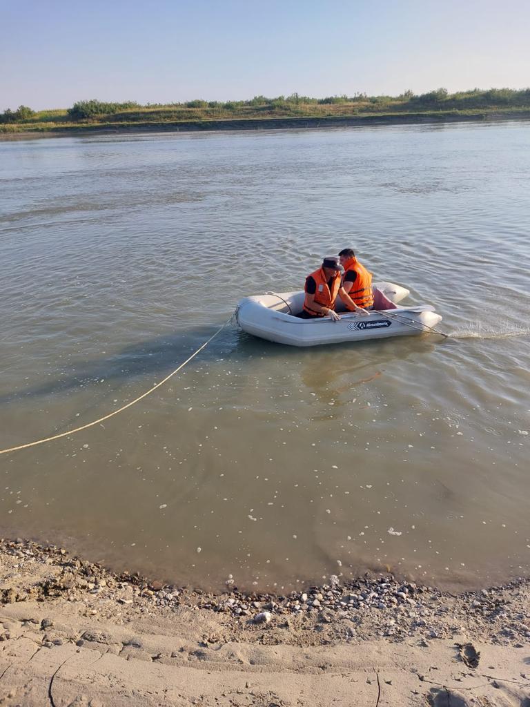 Filmul tragediei din Bacău, unde cinci băieți au murit înecați în râul Siret. Victimele au încercat să-și salveze prietenii