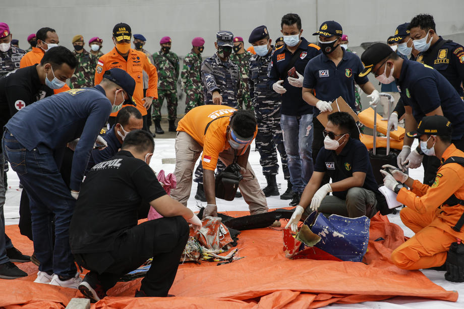Misiune cumplită pentru scafandrii din Indonezia trimiși la locul prăbușirii avionului. Echipele de salvare au scos din mare haine de copii