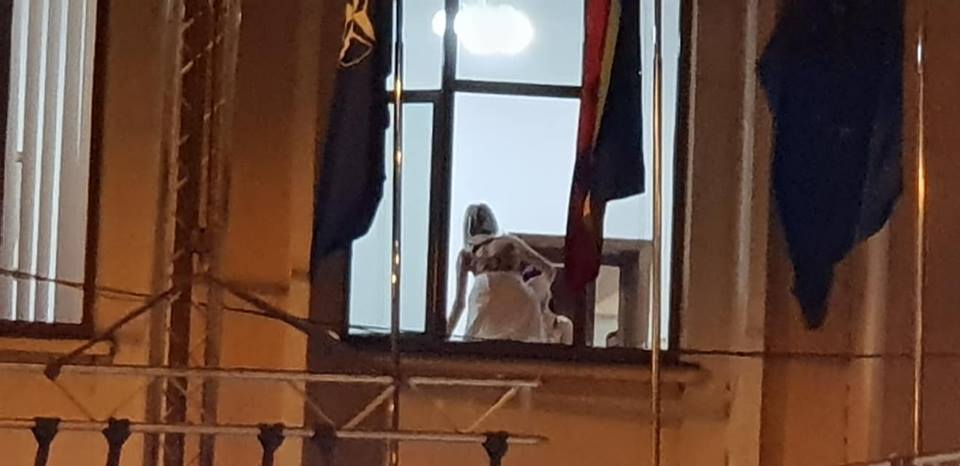 Dansatoarele Andreei Antonescu au făcut poze sexy în Primăria Bârlad. „Suntem revoltați!”