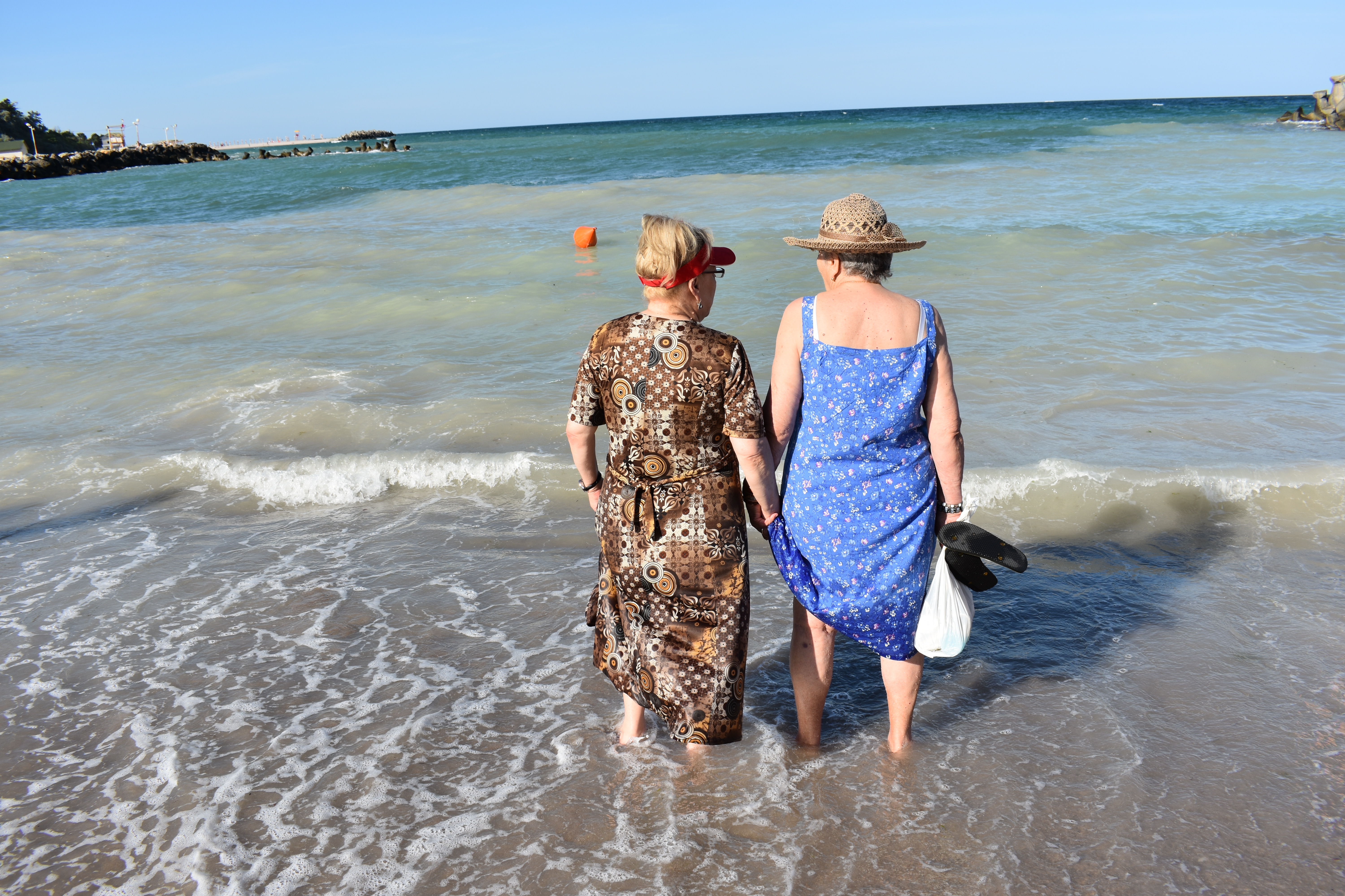 VIDEO/ Bătrânii și marea. Pensionarii care n-au fost nicăieri, niciodată au plecat în primele vacanțe din viața lor