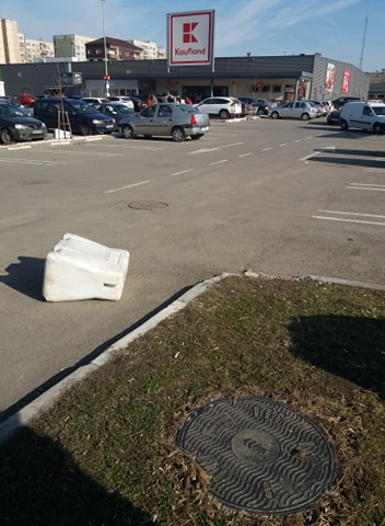 ȘTIREA MEA. UPDATE / Kaufland Militari a ales o soluție mult mai sigură pentru canalul fără capac din parcarea magazinului (FOTO)
