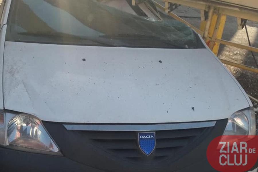 Imagini șocante cu o macara prăbușită peste o mașină în Cluj. Greșeala muncitorilor care a dus la dezastru / FOTO&VIDEO