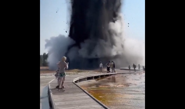 Hatalmas robbanás rázta meg a Yellowstone Nemzeti Parkot: pánikolva menekültek a turisták - videó