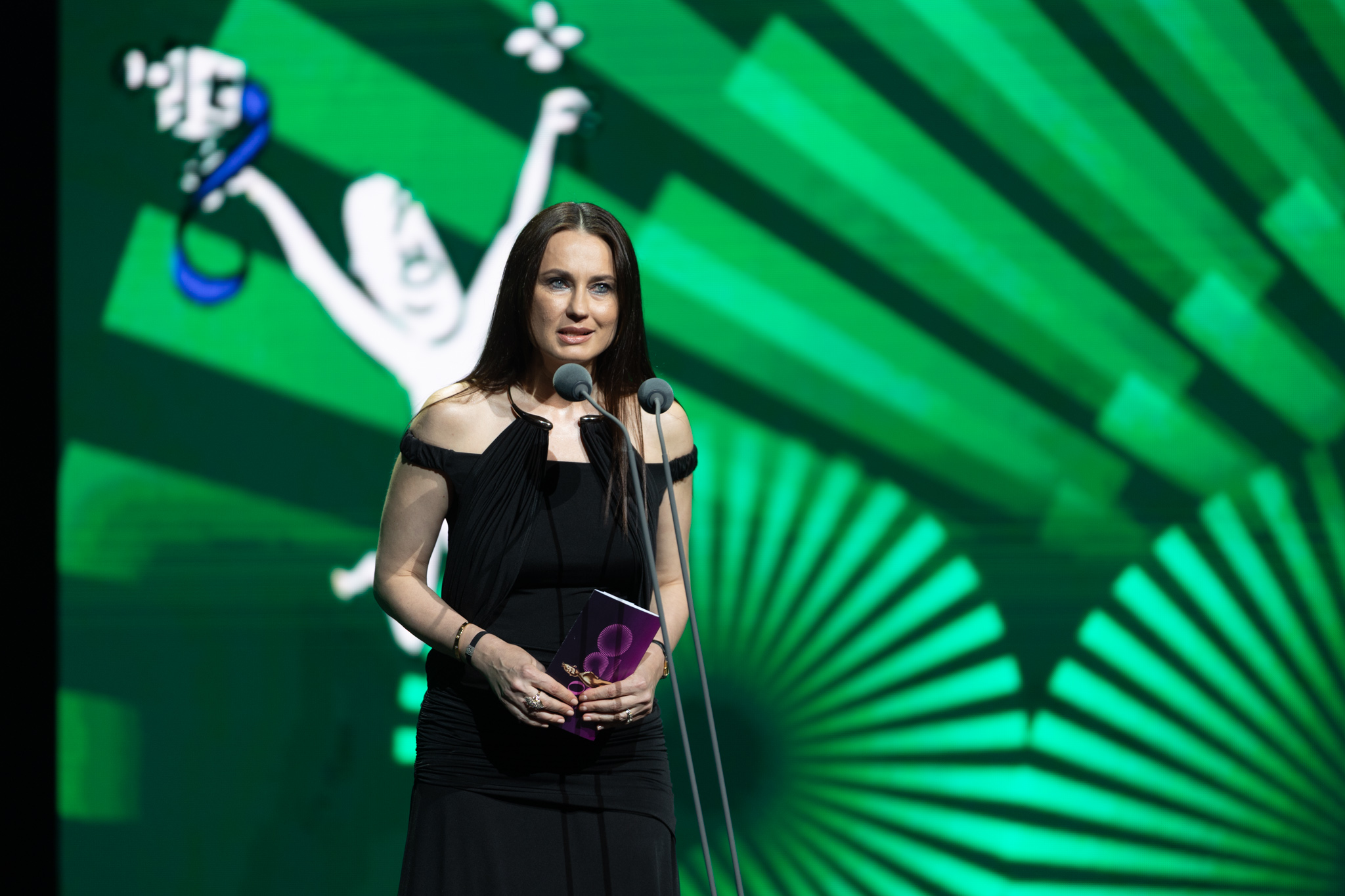 Roxana Voloșeniuc, chief editor revista Elle, profund impresionată de ținutele invitaților de la Premiile Gopo: „Îmi place faptul că multe vedete poartă designeri români”