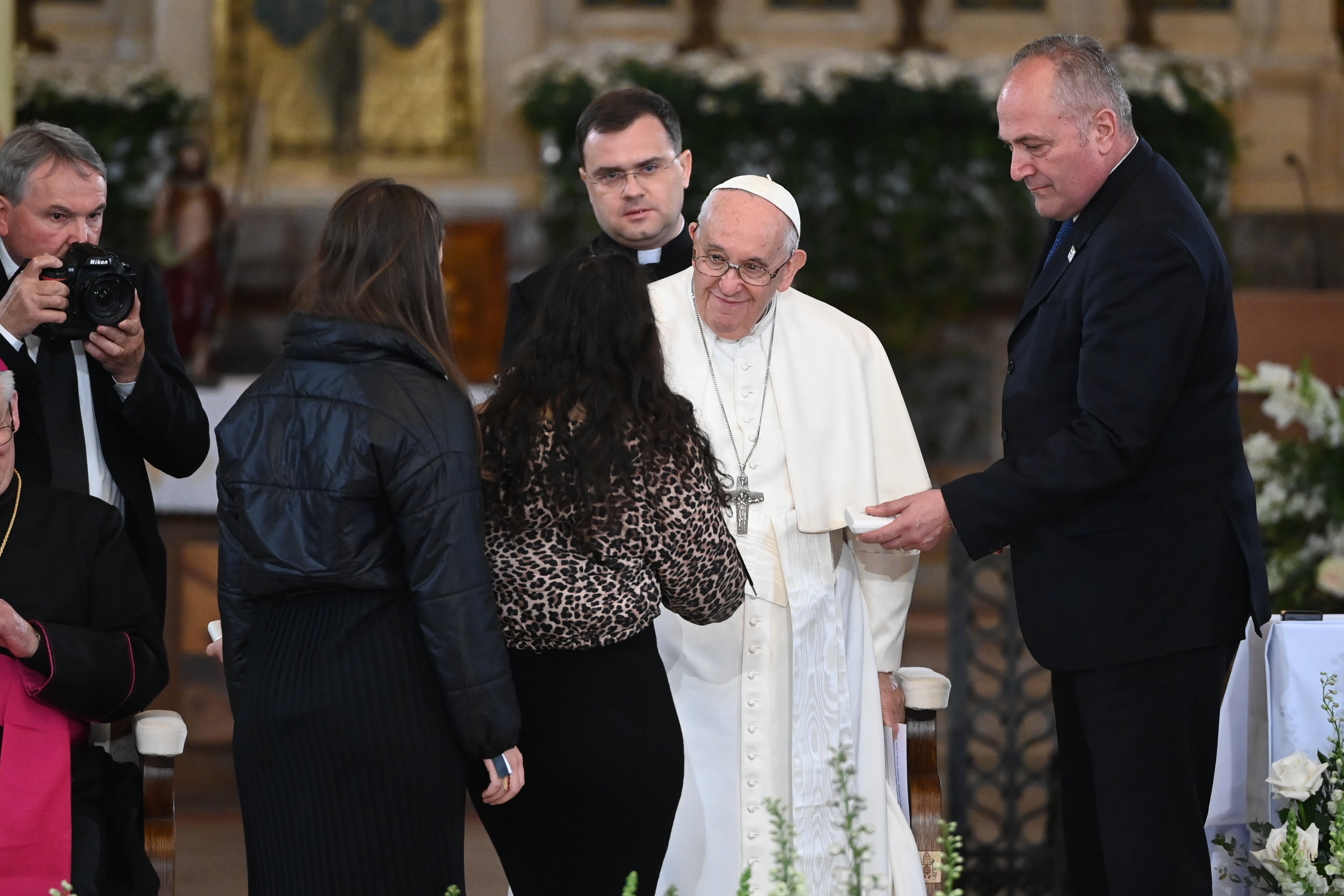 Papa Francisc s-a întâlnit cu refugiații ucraineni din Ungaria. Pontiful ține un discurs în Laszlo Papp Arena