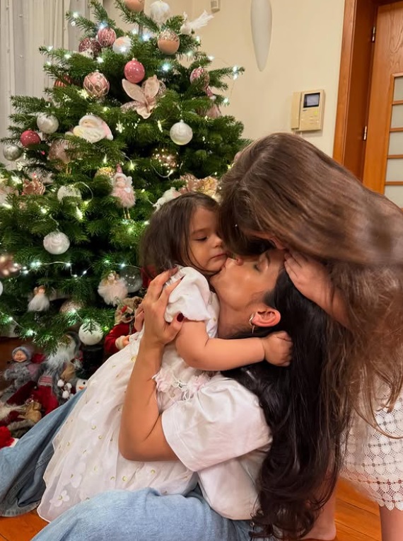 Imagini din sufrageria lui Codin Maticiuc, decorată de Crăciun. Îmbrăcate în ținute festive, fetițele lui l-au primit pe Moș Crăciun