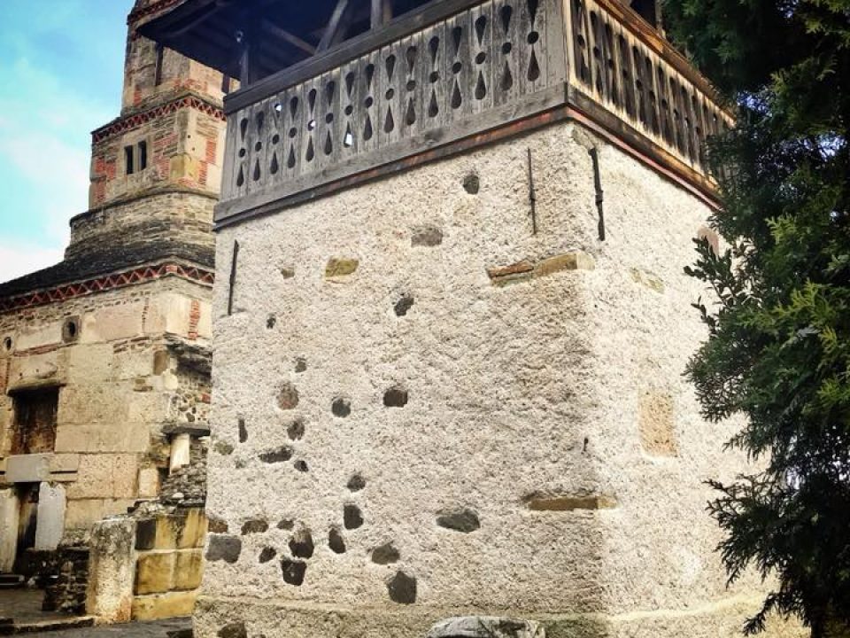 Cea mai veche biserică din România în care încă se mai slujește. E ridicată pe ruinele unui templu păgân
