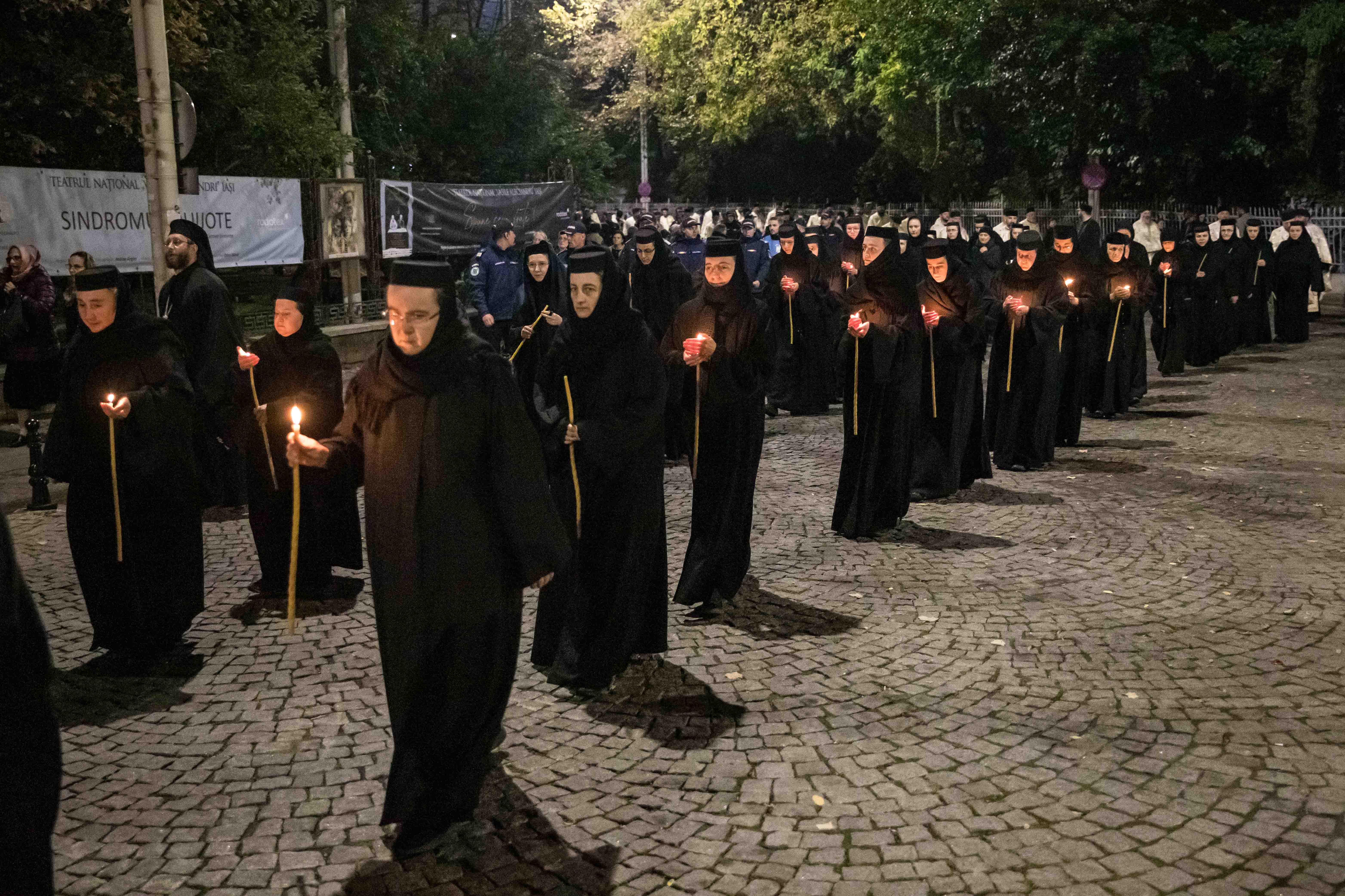 După doi ani cu restricții, moaștele Sfintei Parascheva au fost plimbate din nou prin Iași. „Ne întâlnim cu prieteni pe care nu i-am mai văzut dinainte de pandemie”
