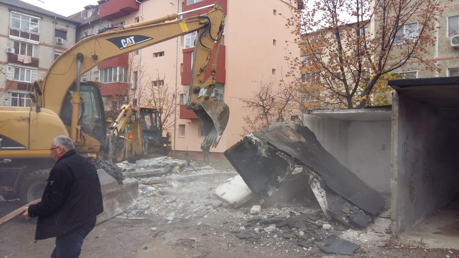 Focare de infecție între blocurile unui mare oraș din România! Oamenii au transformat garajele în depozite de murături, grătare și vechituri; primăria le demolează