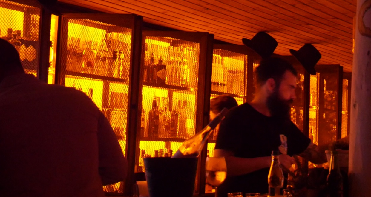 VIDEO/ Codul secret al barmanilor din Vama Veche. Cum să ceri un Mai Tai sau o tequila prin semne și cum le interpretează un lingvist