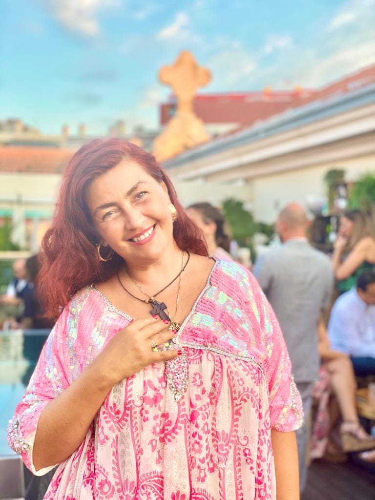 Primul soț al Ronei Hartner a venit la înmormântarea artistei. Rocco Sedano a însoțit-o pe fiica lui, Rita Sumalya FOTO