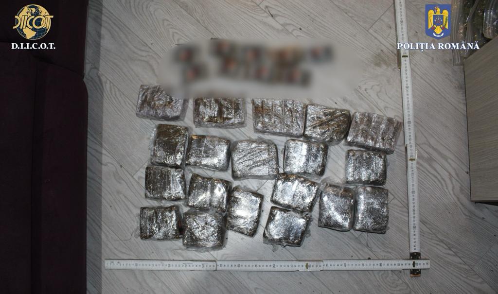 Geantă cu 130.000 de euro aruncată pe geam în timpul unor percheziții la dealeri de droguri din Cluj și Iași. Captura făcută de polițiști