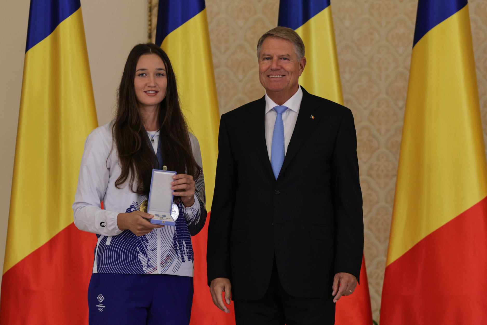 Gafă a președintelui Iohannis la decorarea medaliaţilor de la JO Paris. A spus „comemorarea”, în loc de „ceremonia” | VIDEO