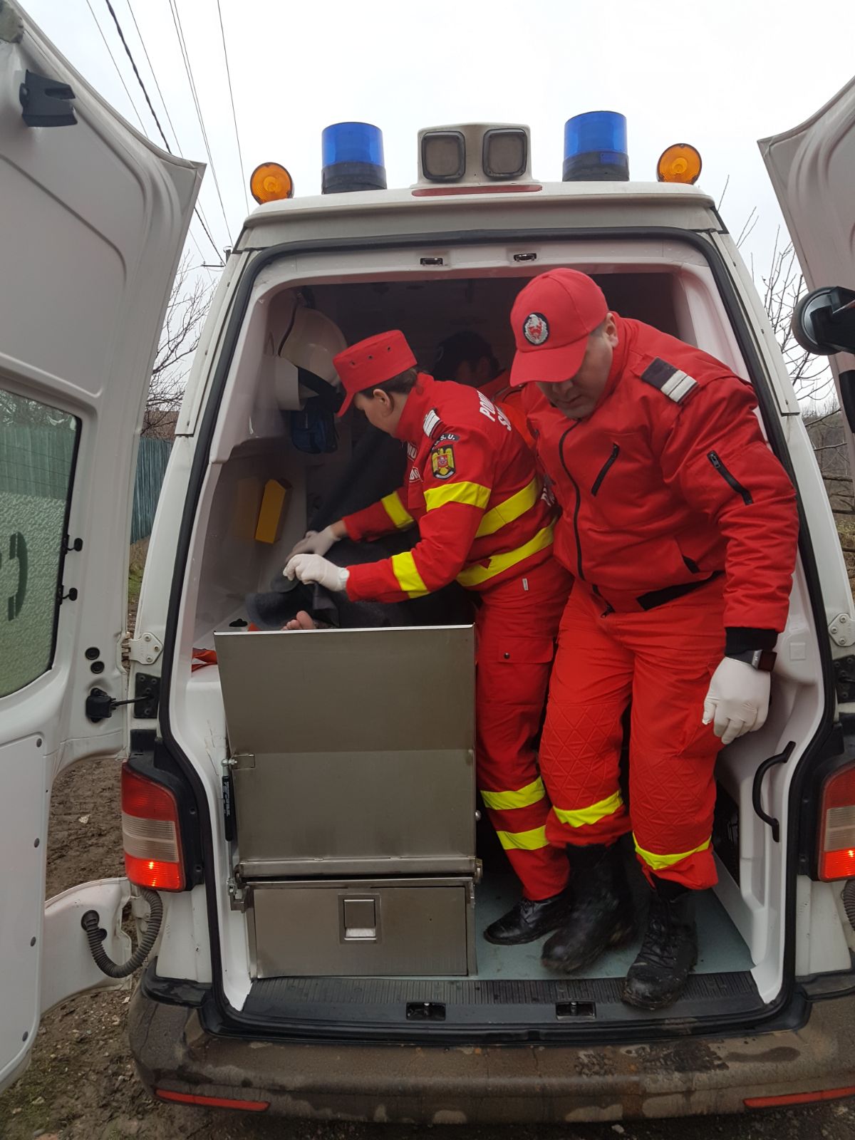Tulcea: Un bărbat a murit după ce a vrut să testeze un nou motor de barcă. Amicul său a suferit un șoc hipotermic/ FOTO
