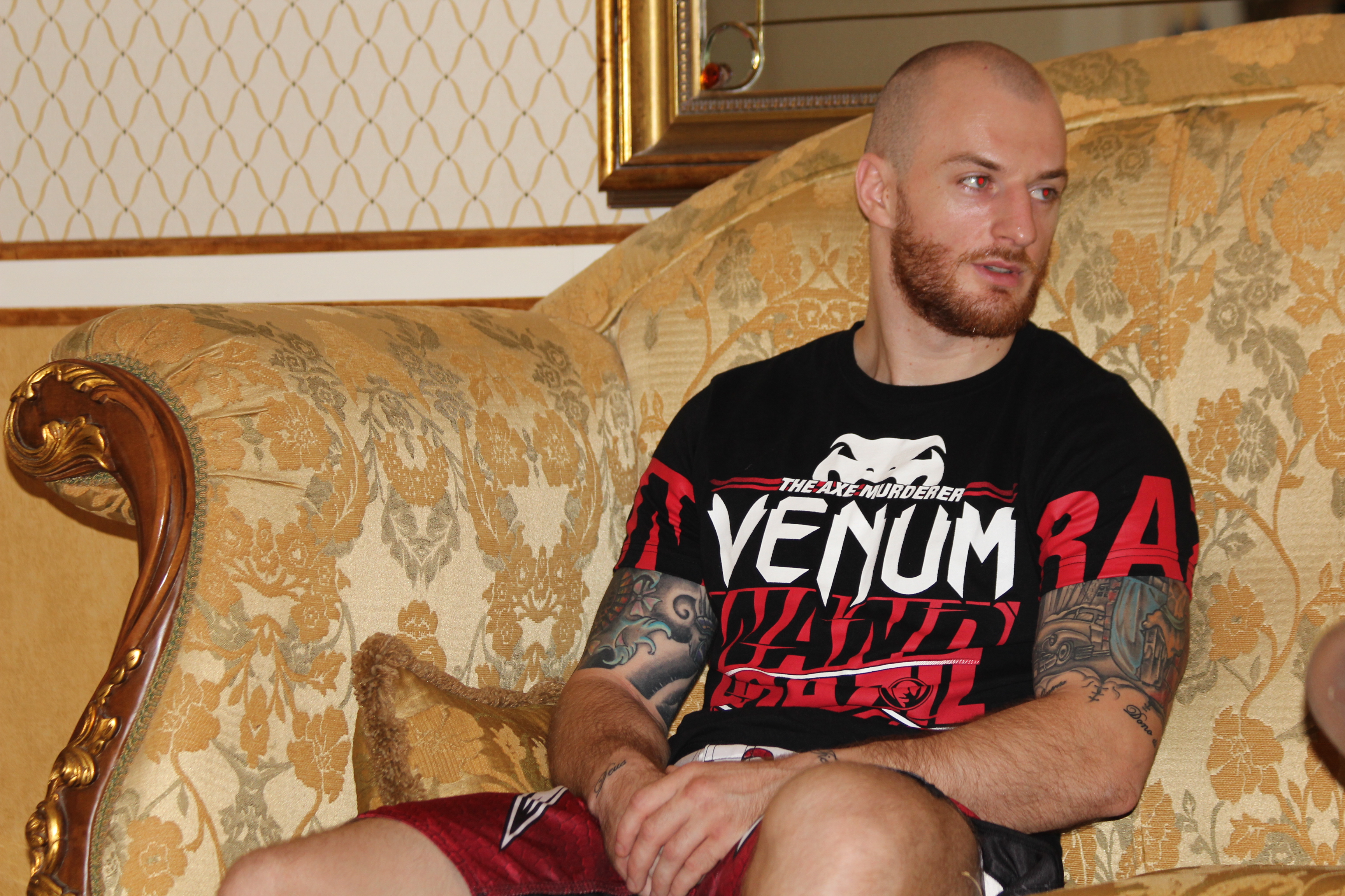 Superkombat Constanța: Un polițist tatuat peste tot urcă în ring să dea bătaie la greu