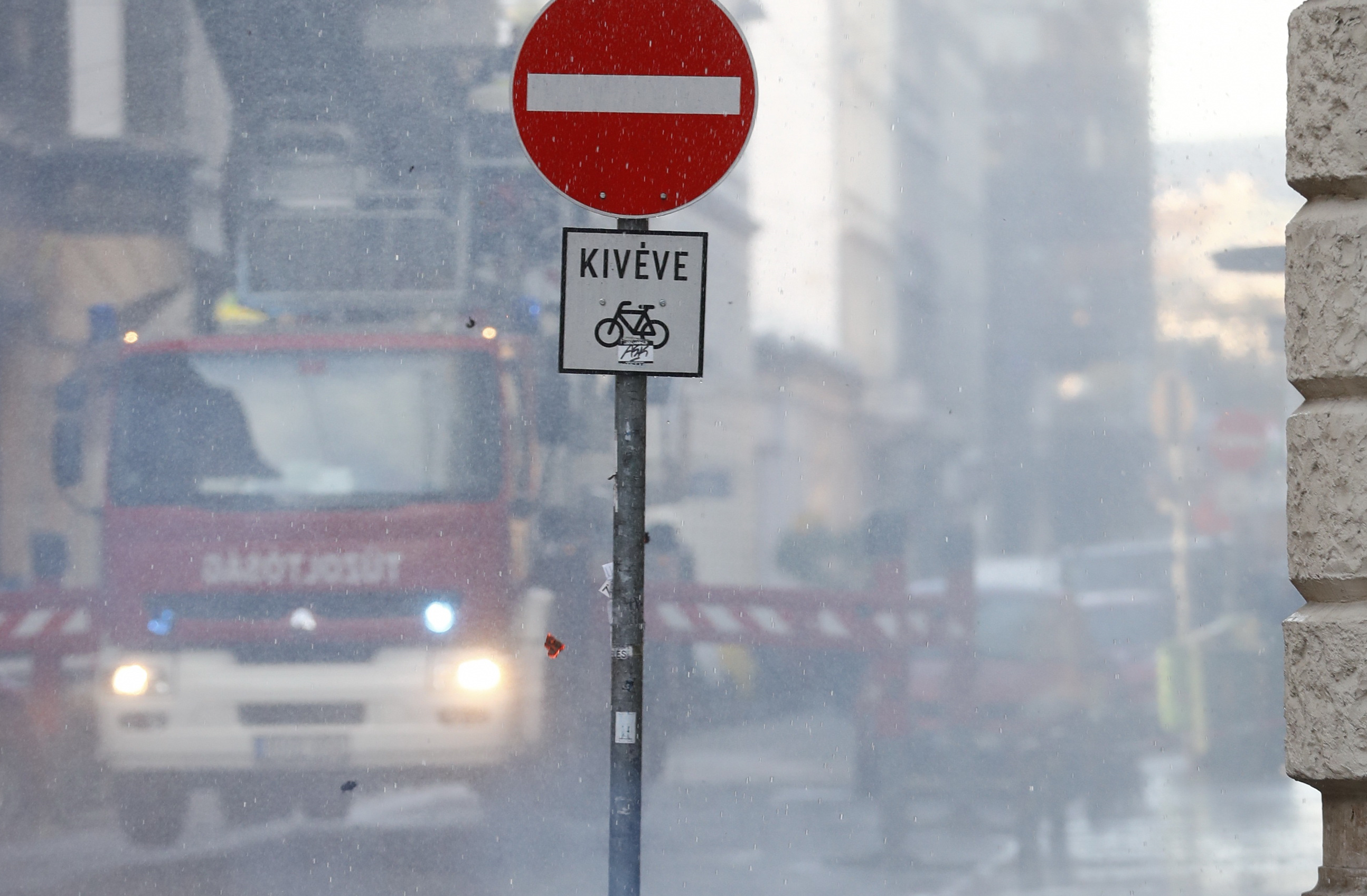 Szirénazúgás Újpalotán! Több tűzoltóegységet is riasztottak egy lakástűzhöz