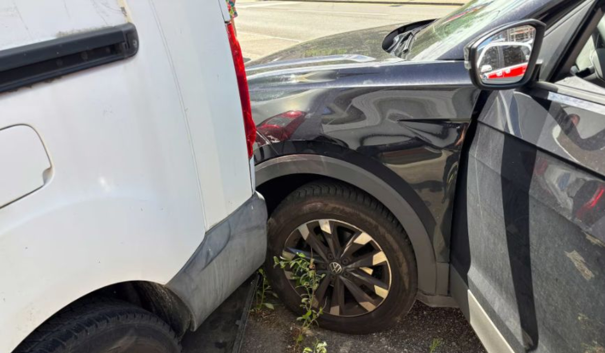 O șoferiță s-a urcat dezbrăcată la volan și a provocat mai multe accidente, până când un grup de vecini curajoși i-au oprit mașina în stradă