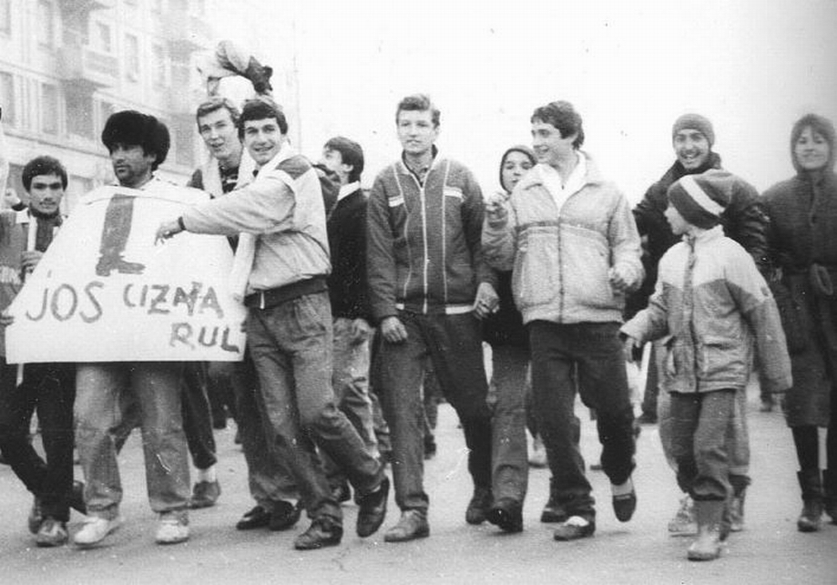 Gabriel Miron, fotoreporterul ziarului Libertatea care a imortalizat imaginile dureroase ale Revoluției: „Mi-au trecut gloanțele pe lângă cap!”. Motivul pentru care apariția primului număr a fost în dubiu