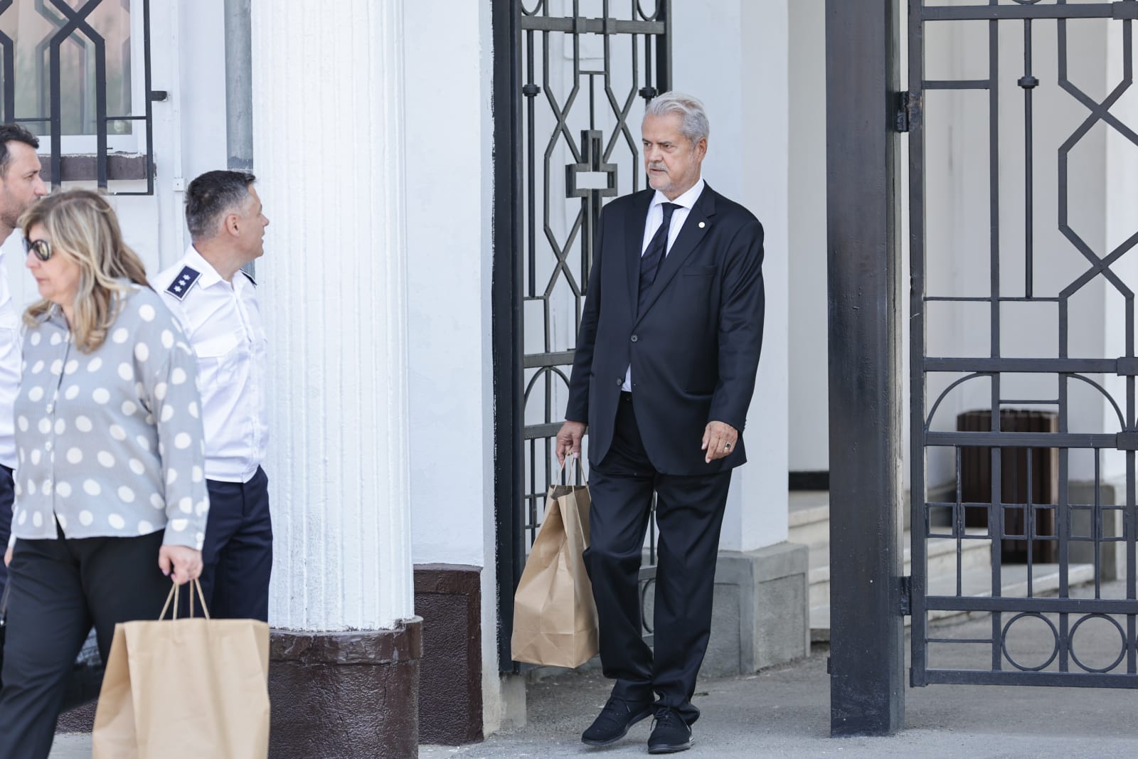 Apusul secolului Iliescu: de la adulația maselor la o înmormântare amplificată de televiziuni, dar fără tracțiune publică