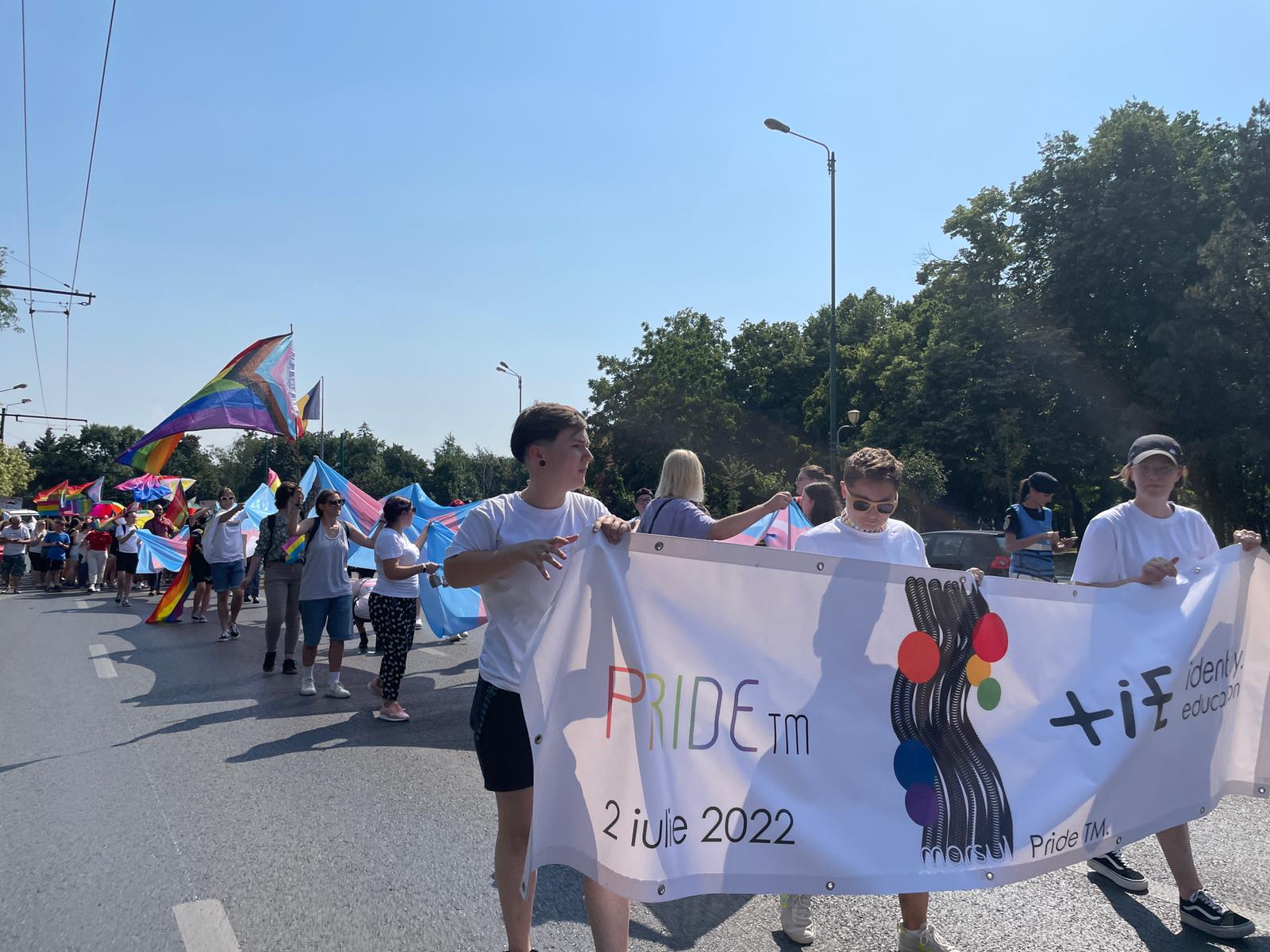 Sute de participanți la primul marș Pride din Timișoara. „Trăim într-o țară din UE care nu oferă nici o formă de recunoaștere cuplurilor de același gen”