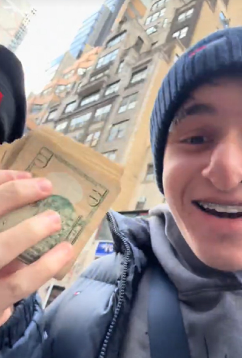 Român „lovit” de noroc pe stradă în SUA. Ce a primit după ce a ridicat mâna la un campion din UFC: „Avea datorie la tine”