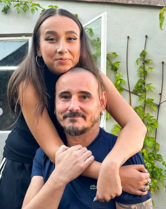 Imagini rare cu Mirela Retegan și tatăl fetei sale, Maya. În ce relație a rămas fondatoarea trupei Gașca Zurli cu Cornel, solistul trupei Stigma